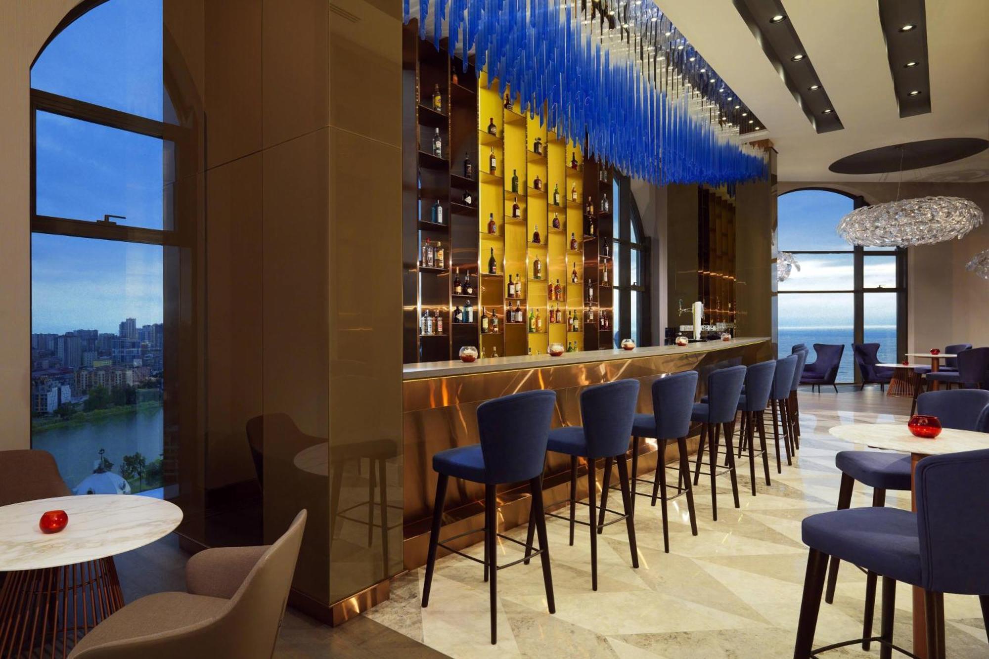 Sheraton Batumi Hotel Exterior foto The bar at the 360° Sky Lounge