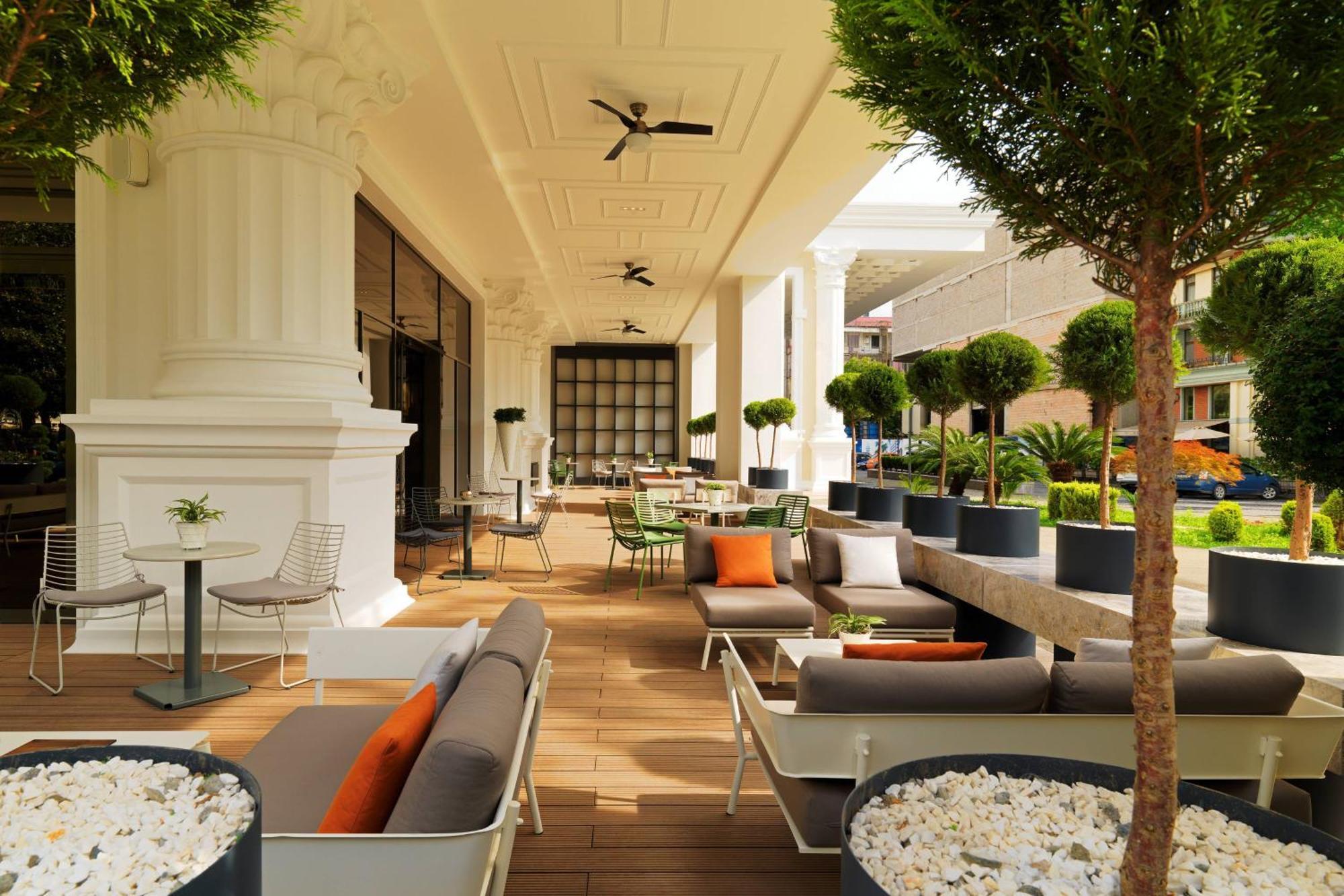 Sheraton Batumi Hotel Exterior foto The hotel's lobby