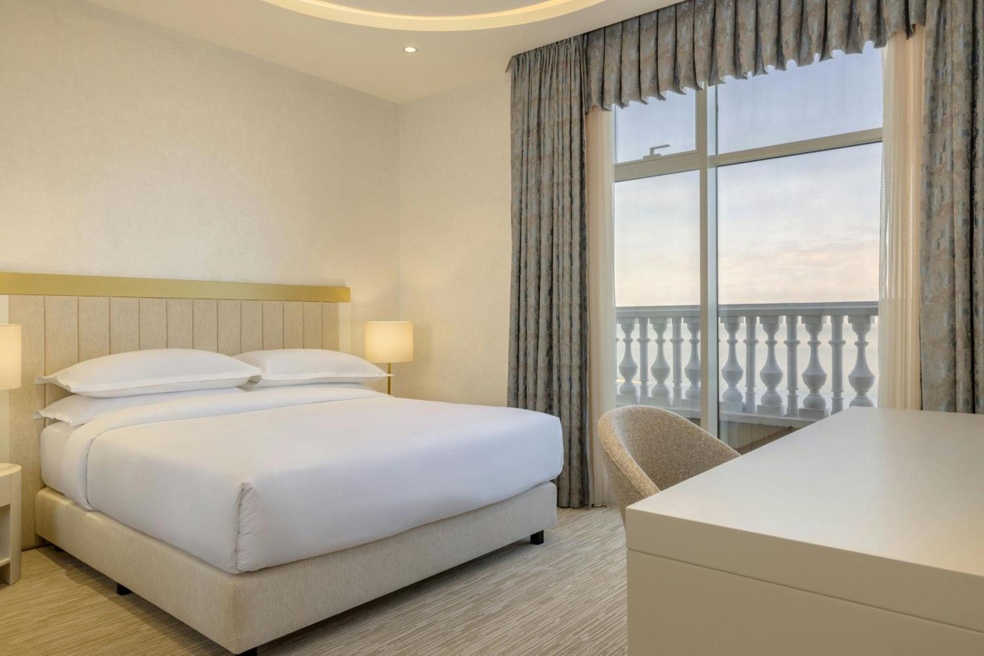 Sheraton Batumi Hotel Exterior foto A bedroom at the hotel