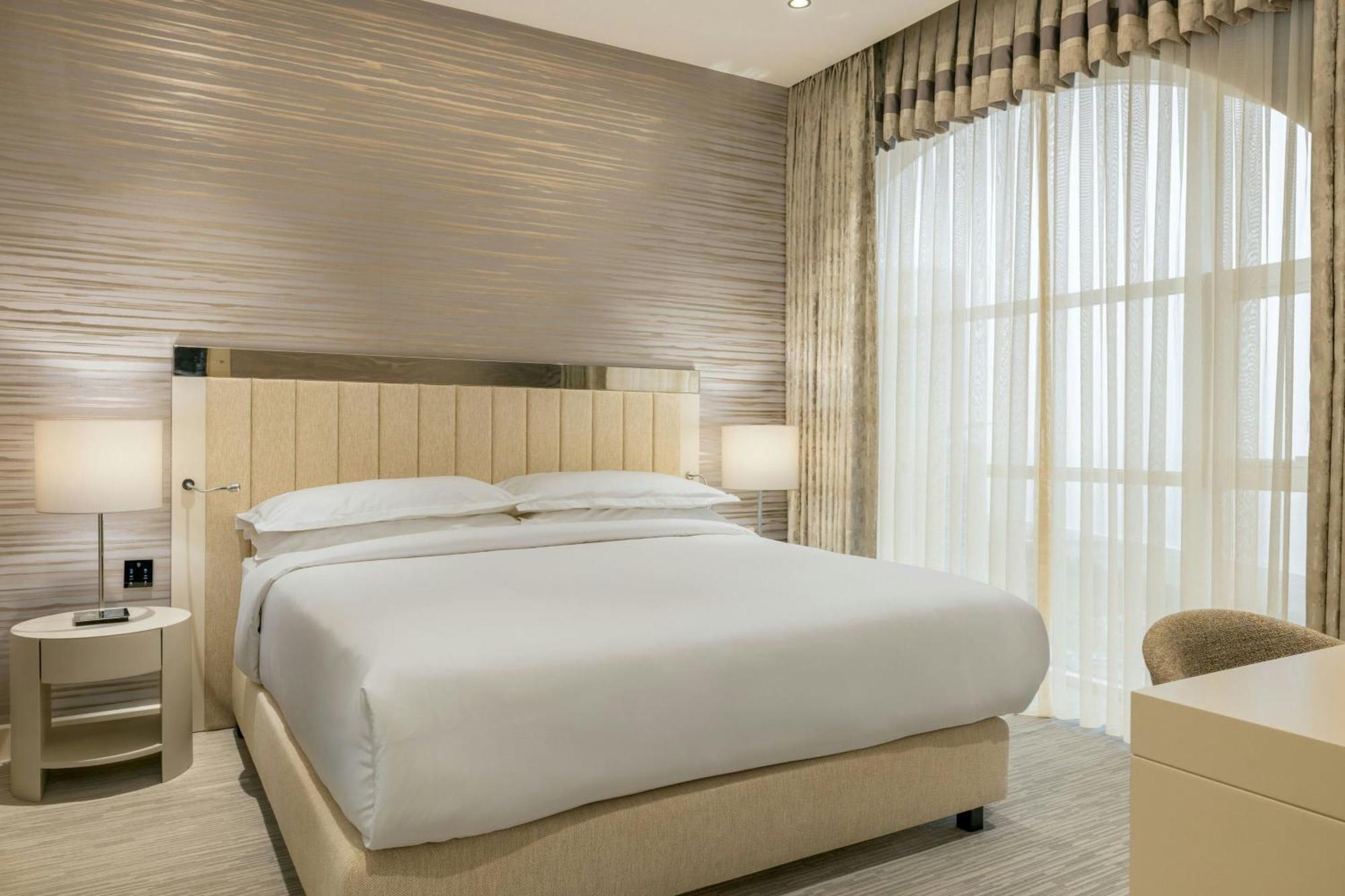 Sheraton Batumi Hotel Exterior foto A bedroom at the hotel