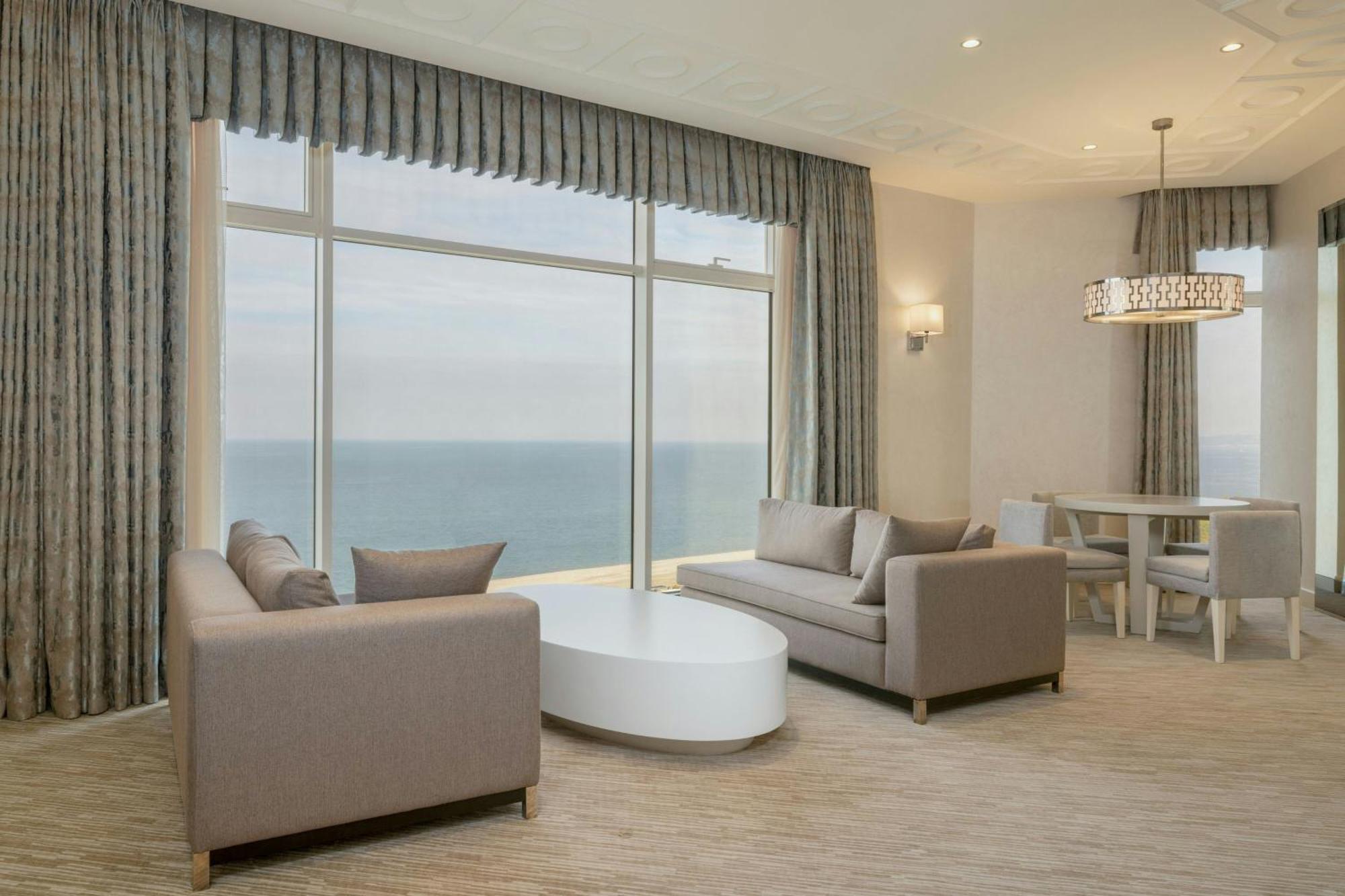 Sheraton Batumi Hotel Exterior foto A living room in a typical apartment